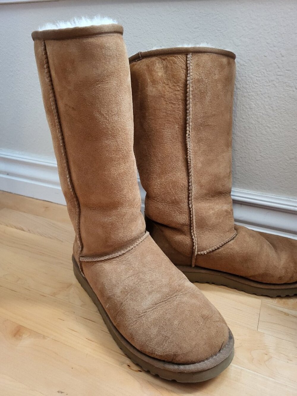Classic UGG™ tall boot, size 9, Chestnut color